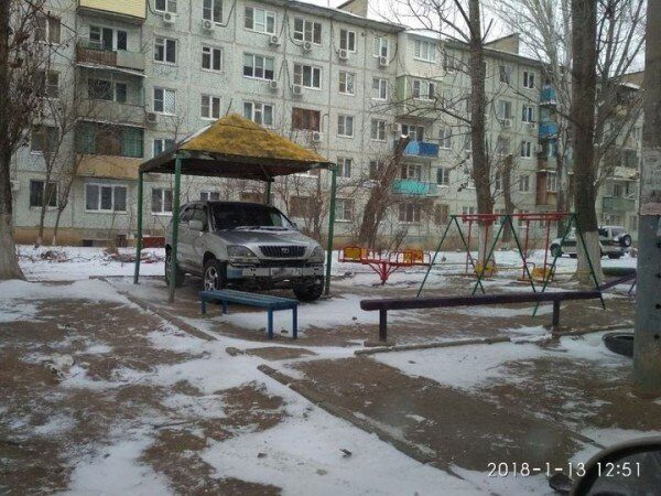 Волгоградский водитель припарковался на детской площадке в Астрахани
