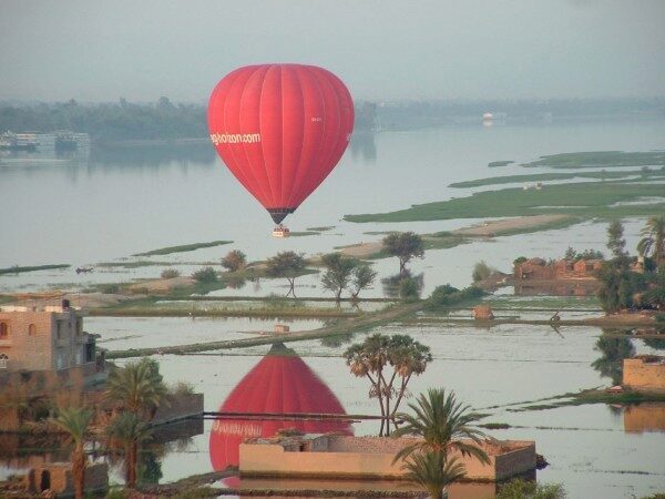 Воздушный шар с туристами упал в Луксоре, погиб один человек