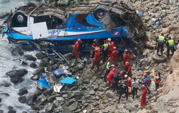 В Перу пассажирский автобус сорвался в пропасть, погибли как минимум 25 человек