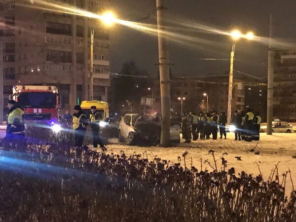 В Петербурге автомобиль врезался в столб, есть жертвы