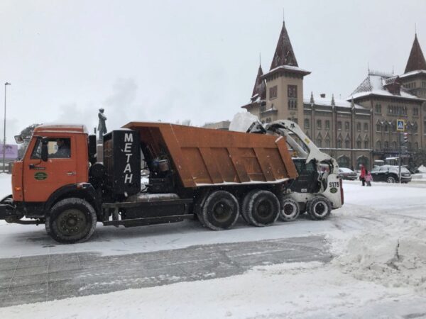 В Саратове на уборку улиц от снега вышли 1300 дворников