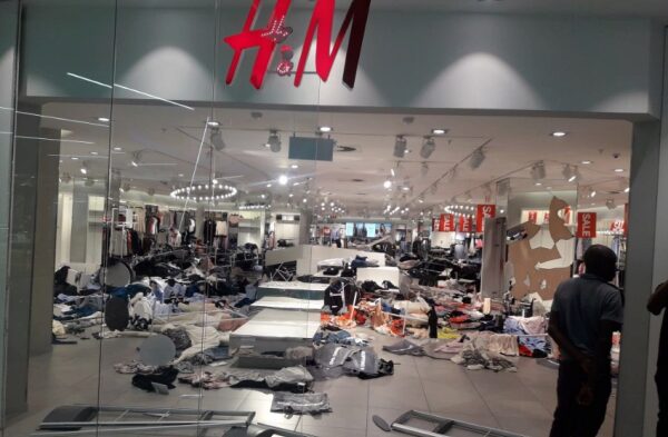 В ЮАР разгромили магазины H&M после скандала с расистской футболкой