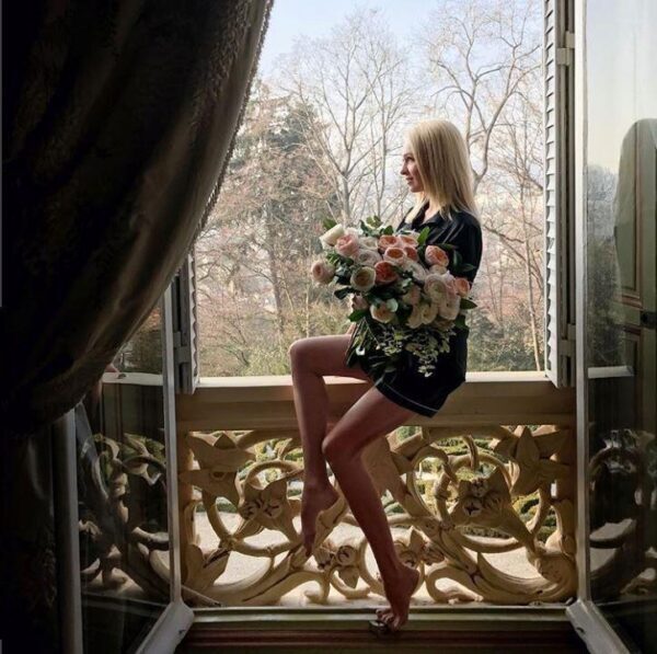 Яна Рудковская с голыми ногами показала свое парижское утро