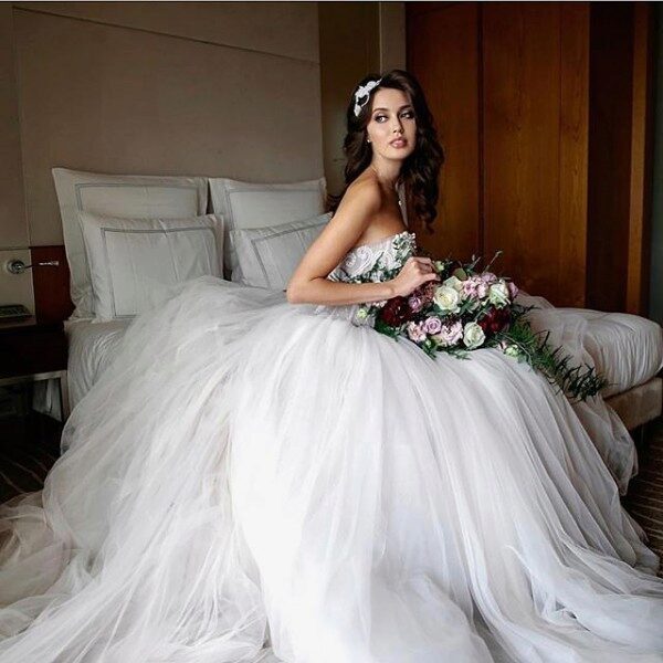 Жена Дмитрия Тарасова обнародовала снимок в свадебном платье