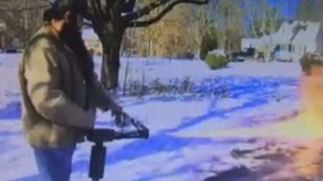 Житель США решил убирать снег с помощью огнемета