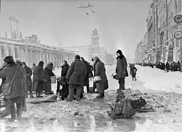 Жители и гости Санкт-Петербурга почтили память жертв блокады Ленинграда