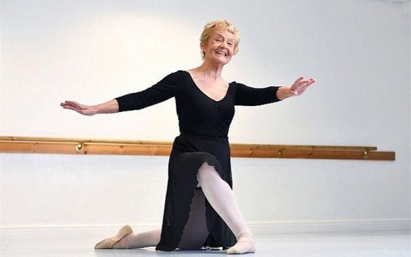 Жительница Великобритании сдала экзамен по балету в 80 лет