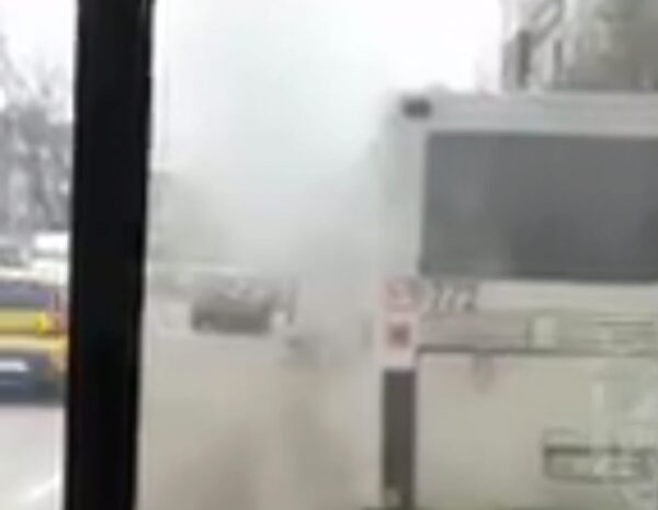 Жителям Ростова пришлось выпрыгивать из дымящегося автобуса