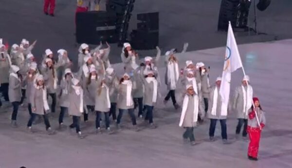 Американский болельщик пришёл на церемонию открытия Олимпиады с флагом Российской Федерации