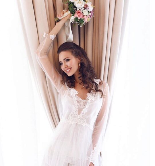 Анастасия Костенко поделилась свадебным фото в пеньюаре