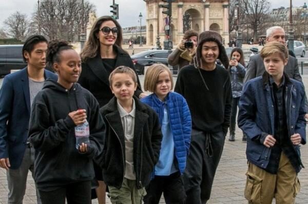 Анджелина Джоли устроила экскурсию своим шестерым детям по Парижу