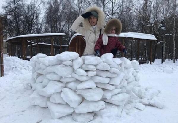 Анна Хилькевич побывала с дочерью «в дозоре» в снежном домике
