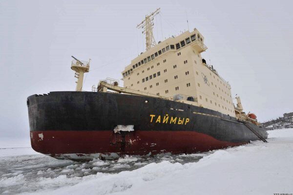 Атомный ледокол подвез путешественников из Нового Уренгоя