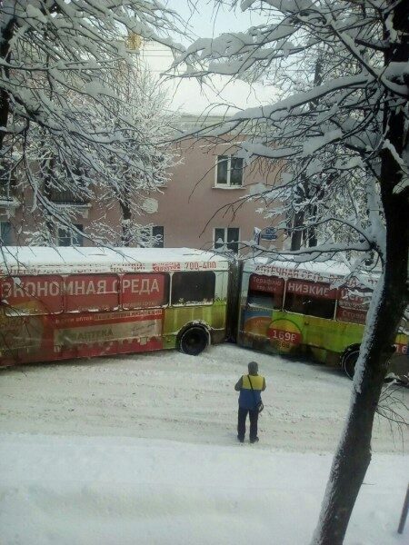 Автобус в Великом Новгороде сложился под прямым углом