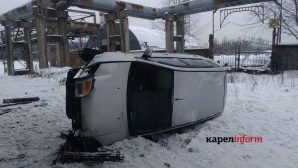 Автомобиль вылетел с моста в Петрозаводске, пассажир в больнице