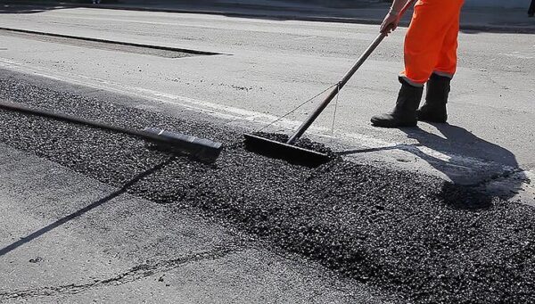 Будни Ростова: мужчина отремонтировал дорогу в центре города за свой счёт
