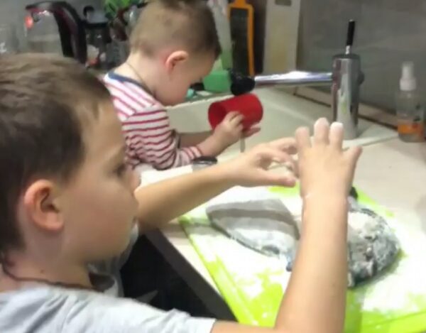 Дарья Пынзарь умилила подписчиков видео с сыновьями, помогающими ей на кухне