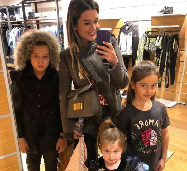 Дети Ксении Бородиной с достоинством вытерпели субботний шопинг