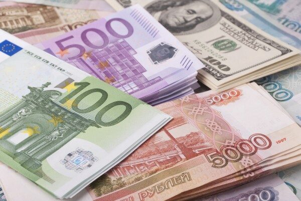 Доллар вырос на Московской бирже до 56,79 рубля