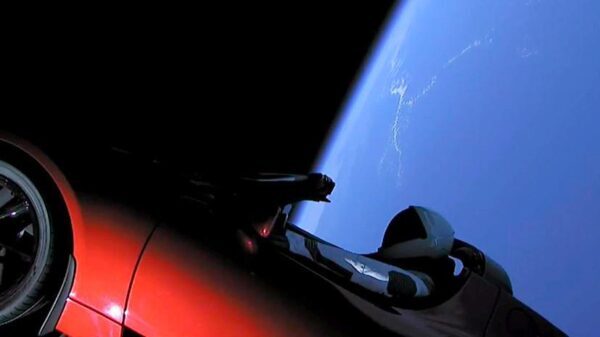 Электромобиль Илона Маска официально получил статус спутника в космосе
