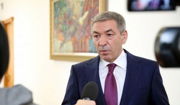 ФСБ допрашивает врио премьера Дагестана и его двоих заместителей