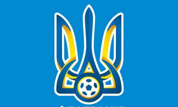 Главная футбольная команда Украины пострадала из-за выходки болельщиков (ФОТО)