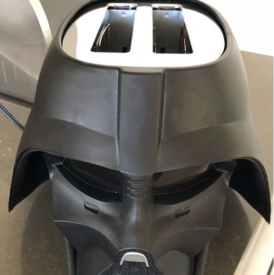 Илон Маск имеет новый тостер в форме шлема Дарта Вейдера