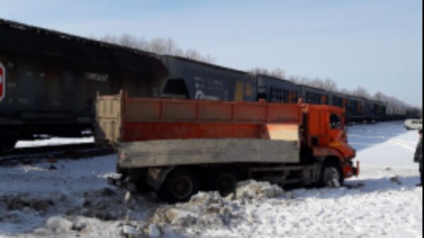 «КамАЗ» столкнулся с грузовым поездом в Липецкой области