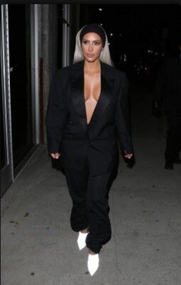 Ким Кардашьян показалась в пиджаке на голое тело