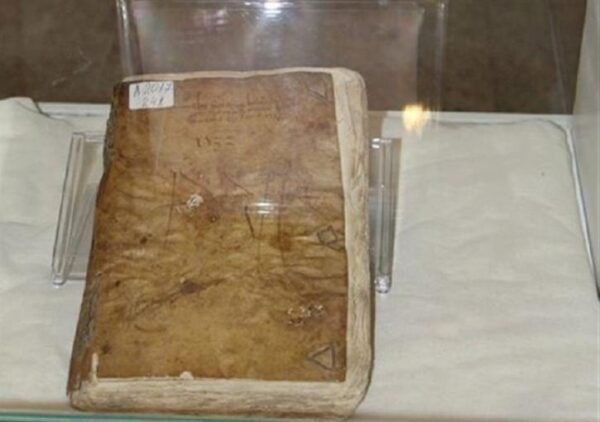 Книга из человеческой кожи: жуткий экспонат представили на выставке в Астане
