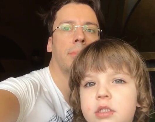 Максим Галкин показал на видео воскресную молитву своего сына Гарри
