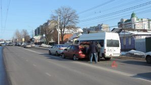 Маршрутка протаранила две легковушки в Курске, пострадала женщина