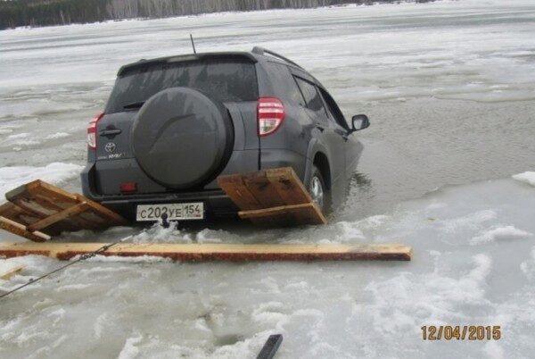 Машина провалилась под лед Воронежского водохранилища