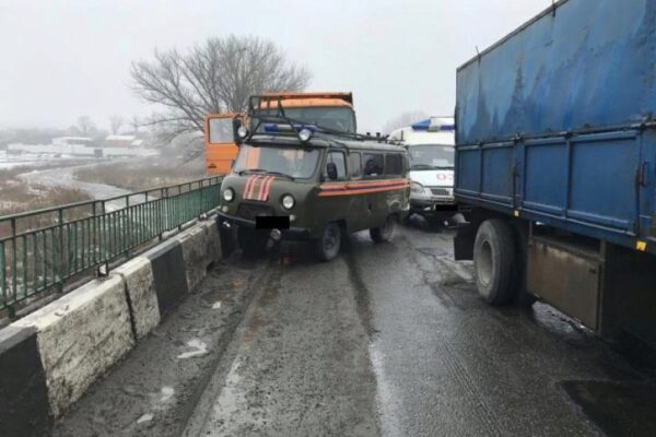 Массовое ДТП в Ростовской области: грузовик протаранил 3 спецмашины