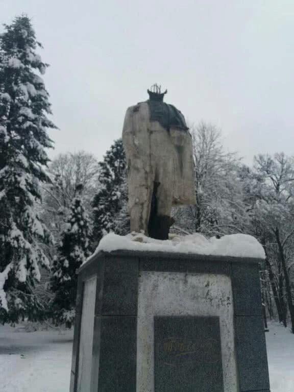 На Львовщине вандалы отбили голову памятнику Кобзарю (ФОТО)