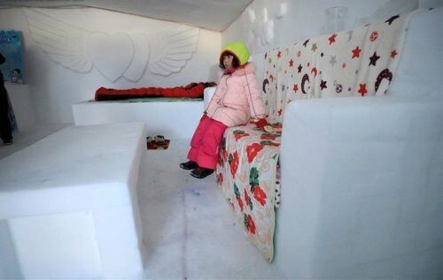 На российско-китайской границе построили отель из снега