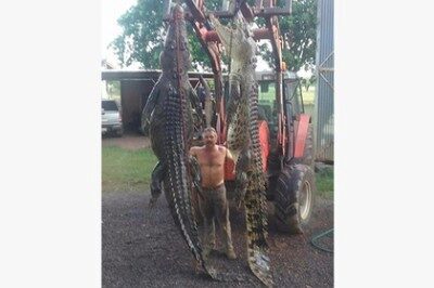 На севере Австралии смельчак поймал парочку крокодилов на реке