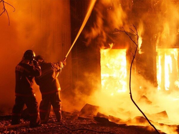 На Ямале из горящего дома эвакуировали 40 человек