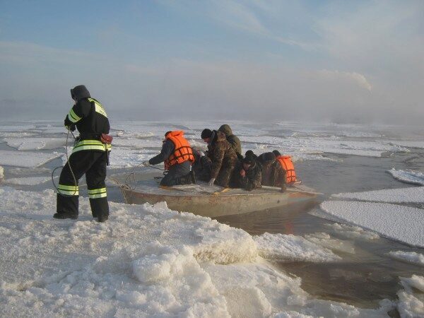 На юге Сахалина оторвало льдину с рыбаками