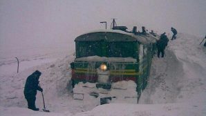 На юге Сахалина в снегах застрял пассажирский поезд?