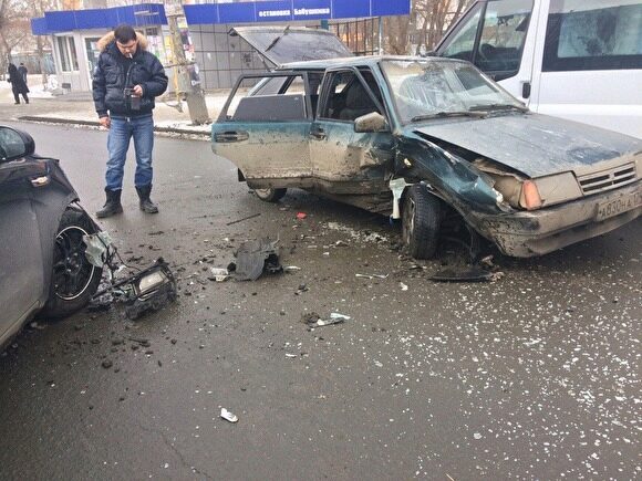 На северо-западе Челябинска столкнулись маршрутка и две легковушки