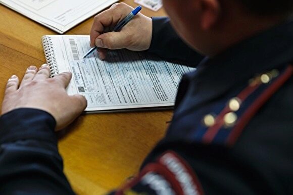 На Урале водители штурмуют ГИБДД, боясь введения повторных экзаменов при замене прав