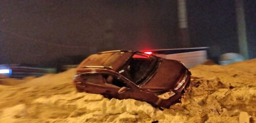 Новосибирский водитель оказался в снежном плену