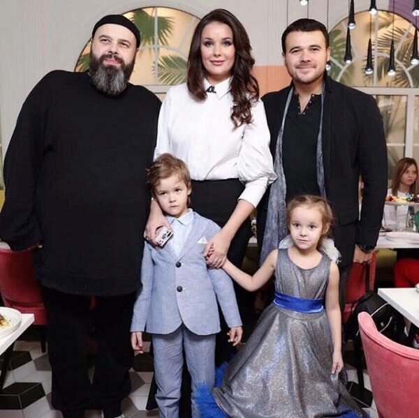Оксана Федорова появилась на торжественном мероприятии в компании своих детей