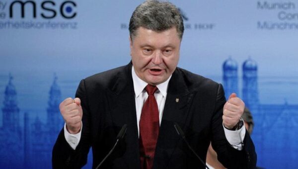«Опустился до полного абсурда»: В РФ ответили Порошенко на «первобытный уровень» заявления о флаге России