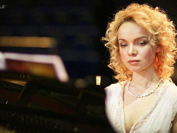 Пианистка Цымбалюк-Романовская показала фанатам свою мохнатую киску