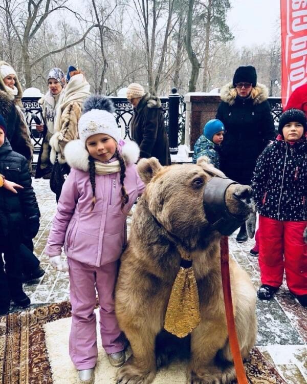 Поклонников огорчил снимок наследницы певицы МакSим Александры с живым медведем
