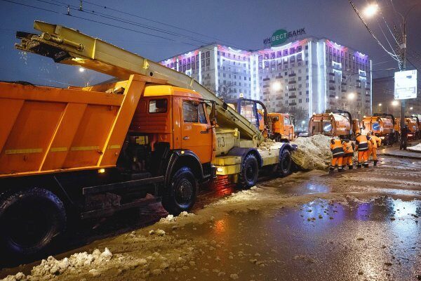 Раздраженные ночной уборкой снега москвичи закидывают дворников яйцами