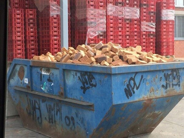 "Сдобное кощунство": В Нижнем Новгороде обнаружен полный мусорный бак хлеба
