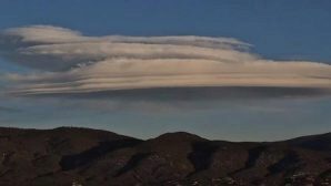 Уфологи нашли за облаками странное НЛО, скрытое от человеческих глаз